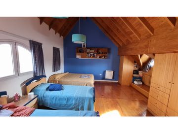 Chalet de 4 ambientes con cochera doble y parque. Zona Chauvin.