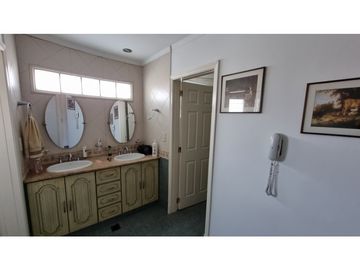 Chalet de 4 ambientes con cochera doble y parque. Zona Chauvin.