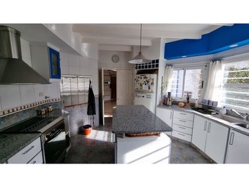 Chalet de 4 ambientes con cochera doble y parque. Zona Chauvin.