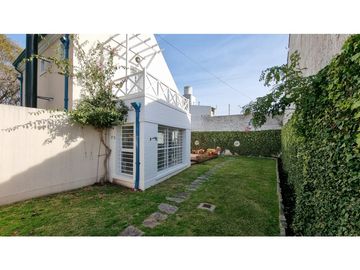 Chalet de 4 ambientes con cochera doble y parque. Zona Chauvin.