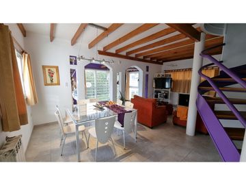 Chalet de 4 ambientes con cochera doble y parque. Zona Chauvin.