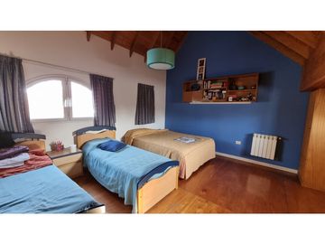 Chalet de 4 ambientes con cochera doble y parque. Zona Chauvin.