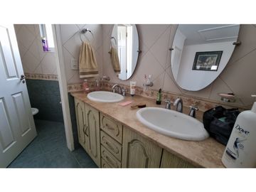 Chalet de 4 ambientes con cochera doble y parque. Zona Chauvin.