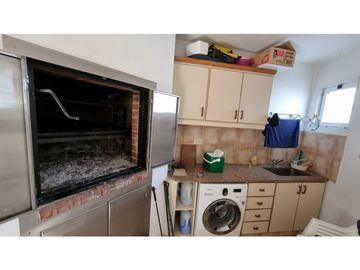 Chalet de 4 ambientes con cochera doble y parque. Zona Chauvin.
