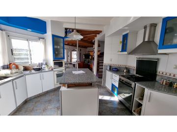 Chalet de 4 ambientes con cochera doble y parque. Zona Chauvin.