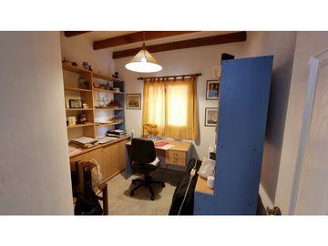 Chalet de 4 ambientes con cochera doble y parque. Zona Chauvin.