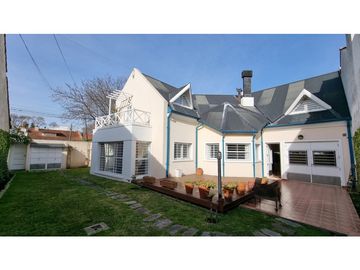Chalet de 4 ambientes con cochera doble y parque. Zona Chauvin.