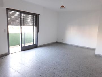 PH 3 ambientes amplio con terraza. Sin expensas.  - Olivos