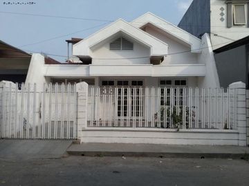 Rumah Dharmahusada Indah Hadap Barat ada gudang, Strategis