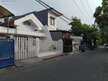 Rumah Dharmahusada Indah Hadap Barat ada gudang, Strategis