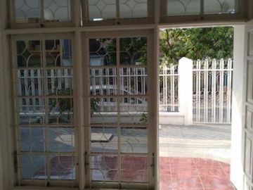 Rumah Dharmahusada Indah Hadap Barat ada gudang, Strategis