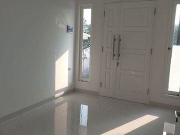 Rumah mewah 2 lt siap huni ada pool di Cipedak Jak Sel