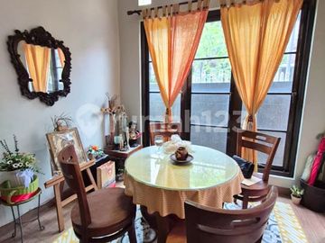 Rumah Terawat Lokasi Strategis di Cinere - Harga Nego