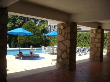 CASA EN VENTA A LA ORILLA DEL LAGO EN TEQUESQUITENGO, MORELOS.