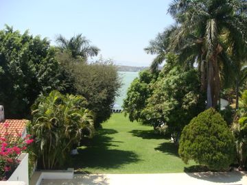 CASA EN VENTA A LA ORILLA DEL LAGO EN TEQUESQUITENGO, MORELOS.