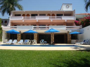 CASA EN VENTA A LA ORILLA DEL LAGO EN TEQUESQUITENGO, MORELOS.