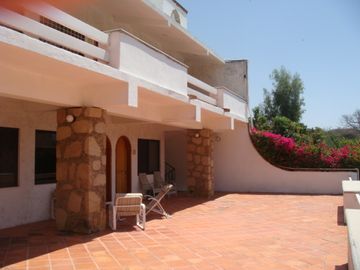 CASA EN VENTA A LA ORILLA DEL LAGO EN TEQUESQUITENGO, MORELOS.