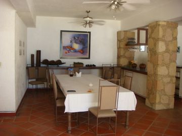 CASA EN VENTA A LA ORILLA DEL LAGO EN TEQUESQUITENGO, MORELOS.