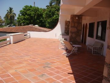 CASA EN VENTA A LA ORILLA DEL LAGO EN TEQUESQUITENGO, MORELOS.