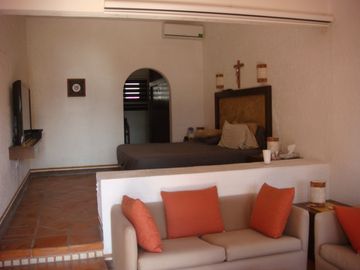 CASA EN VENTA A LA ORILLA DEL LAGO EN TEQUESQUITENGO, MORELOS.