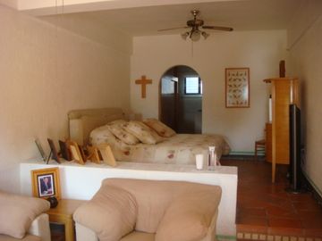 CASA EN VENTA A LA ORILLA DEL LAGO EN TEQUESQUITENGO, MORELOS.