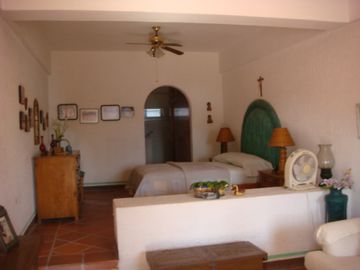 CASA EN VENTA A LA ORILLA DEL LAGO EN TEQUESQUITENGO, MORELOS.