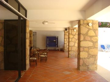 CASA EN VENTA A LA ORILLA DEL LAGO EN TEQUESQUITENGO, MORELOS.