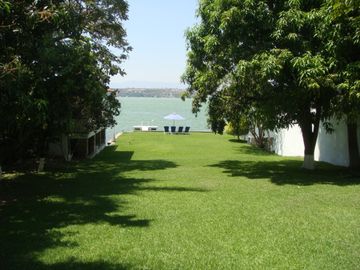 CASA EN VENTA A LA ORILLA DEL LAGO EN TEQUESQUITENGO, MORELOS.