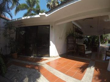 VENTA DE  VILLA ESPECTACULAR CON DEPARTAMENTO VÍA SAMBORONDON
