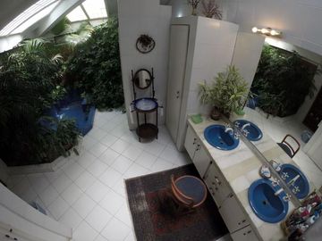 VENTA DE  VILLA ESPECTACULAR CON DEPARTAMENTO VÍA SAMBORONDON