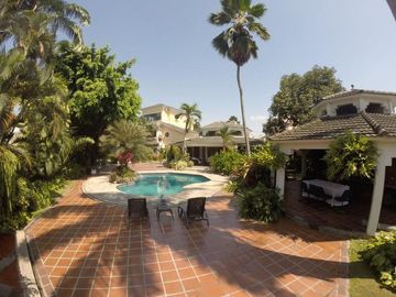 VENTA DE  VILLA ESPECTACULAR CON DEPARTAMENTO VÍA SAMBORONDON