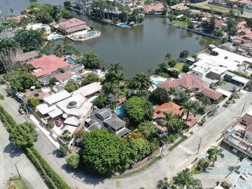 VENTA DE  VILLA ESPECTACULAR CON DEPARTAMENTO VÍA SAMBORONDON