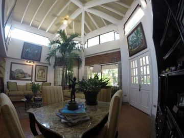 VENTA DE  VILLA ESPECTACULAR CON DEPARTAMENTO VÍA SAMBORONDON