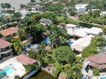 VENTA DE  VILLA ESPECTACULAR CON DEPARTAMENTO VÍA SAMBORONDON