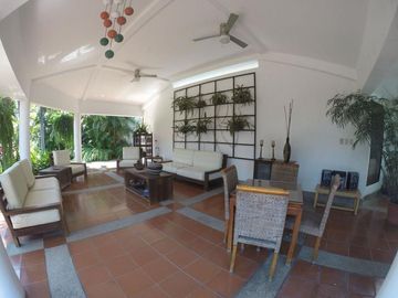 VENTA DE  VILLA ESPECTACULAR CON DEPARTAMENTO VÍA SAMBORONDON