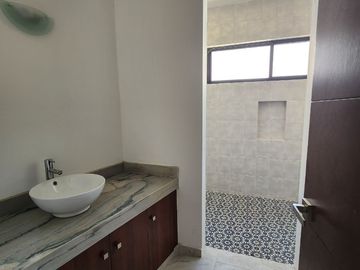 Casa de 1 planta con páneles solares Cholul en privada