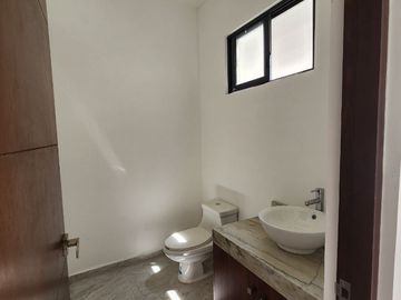 Casa de 1 planta con páneles solares Cholul en privada