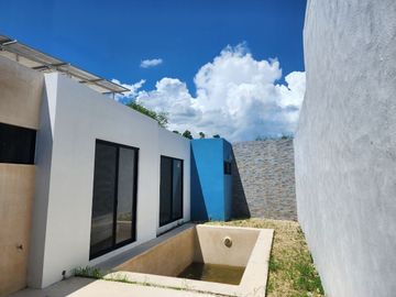 Casa de 1 planta con páneles solares Cholul en privada