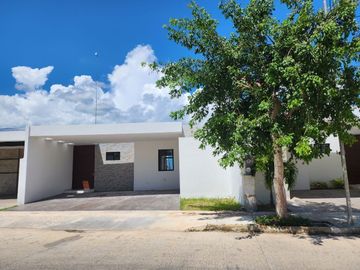 Casa de 1 planta con páneles solares Cholul en privada