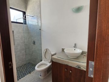 Casa de 1 planta con páneles solares Cholul en privada