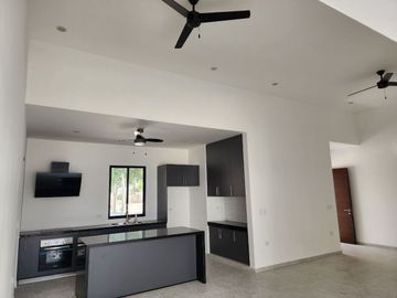 Casa de 1 planta con páneles solares Cholul en privada