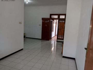 Rumah Rungkut Mapan Hadap barat, Strategis