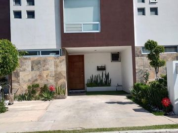 SE VENDE CASA EN FRACC CON ALBERCA EN CUAUTLANCINGO