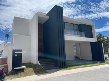 Hermosa y moderna casa por el Tec de Monterrey en privada residenci
