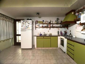 Chalet de categoría constructiva a 200 m. de Av. H. Yrigoyen