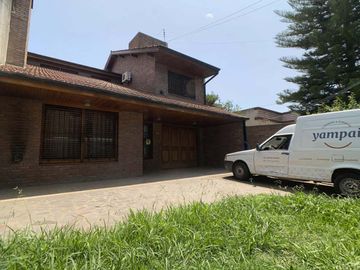 Chalet de categoría constructiva a 200 m. de Av. H. Yrigoyen