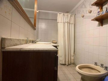 Chalet de categoría constructiva a 200 m. de Av. H. Yrigoyen