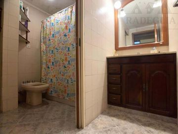 Chalet de categoría constructiva a 200 m. de Av. H. Yrigoyen