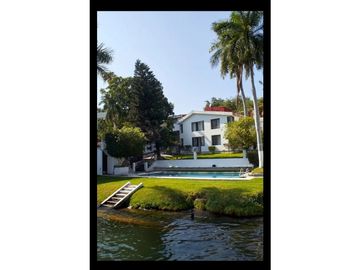 CASA EN VENTA A ORILLA DEL LAGO 