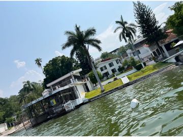 CASA EN VENTA A ORILLA DEL LAGO 